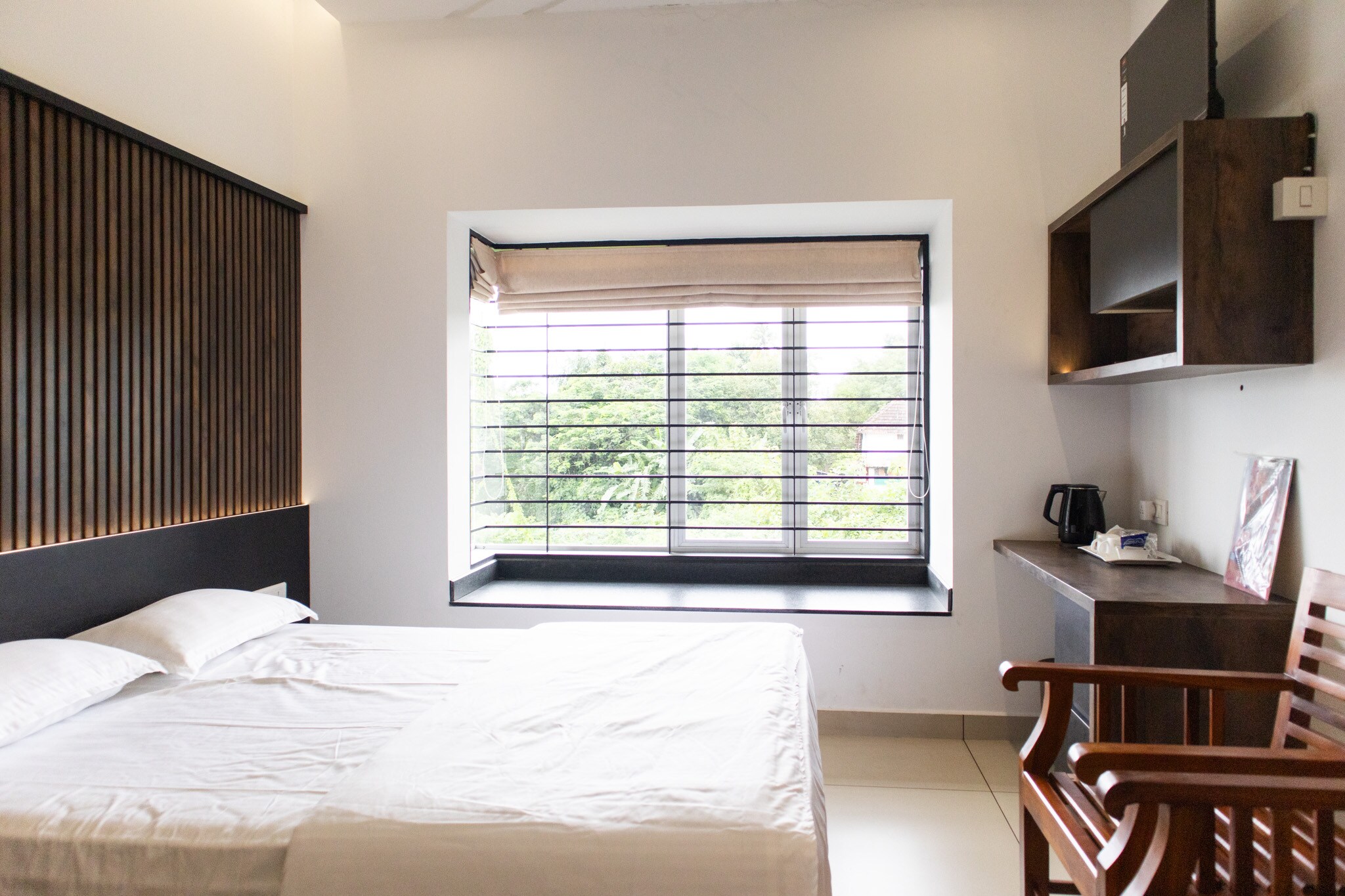 Rosy Villa Spacious Bedroom