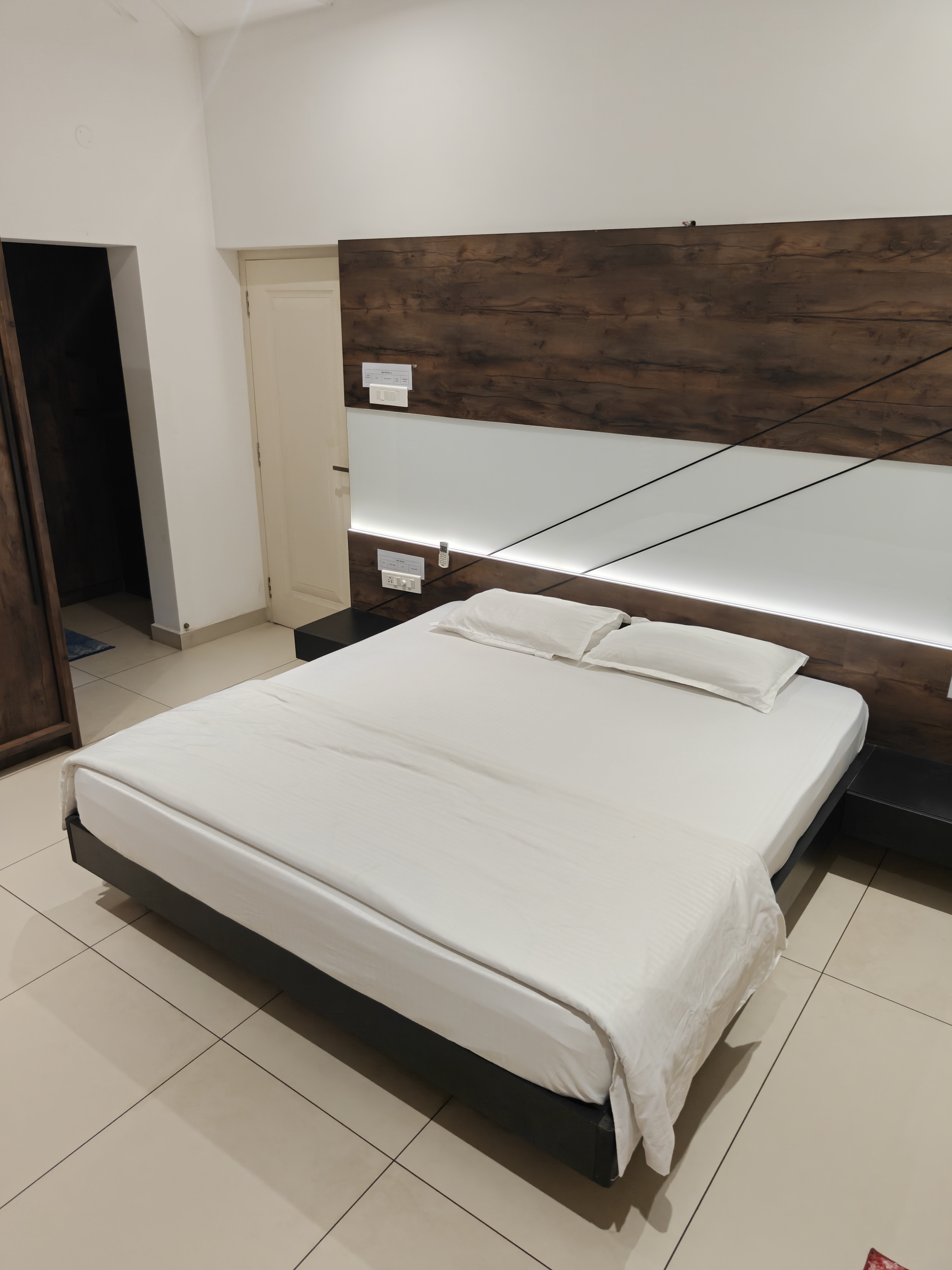 Rosy Villa Bedroom 1 Photo 3